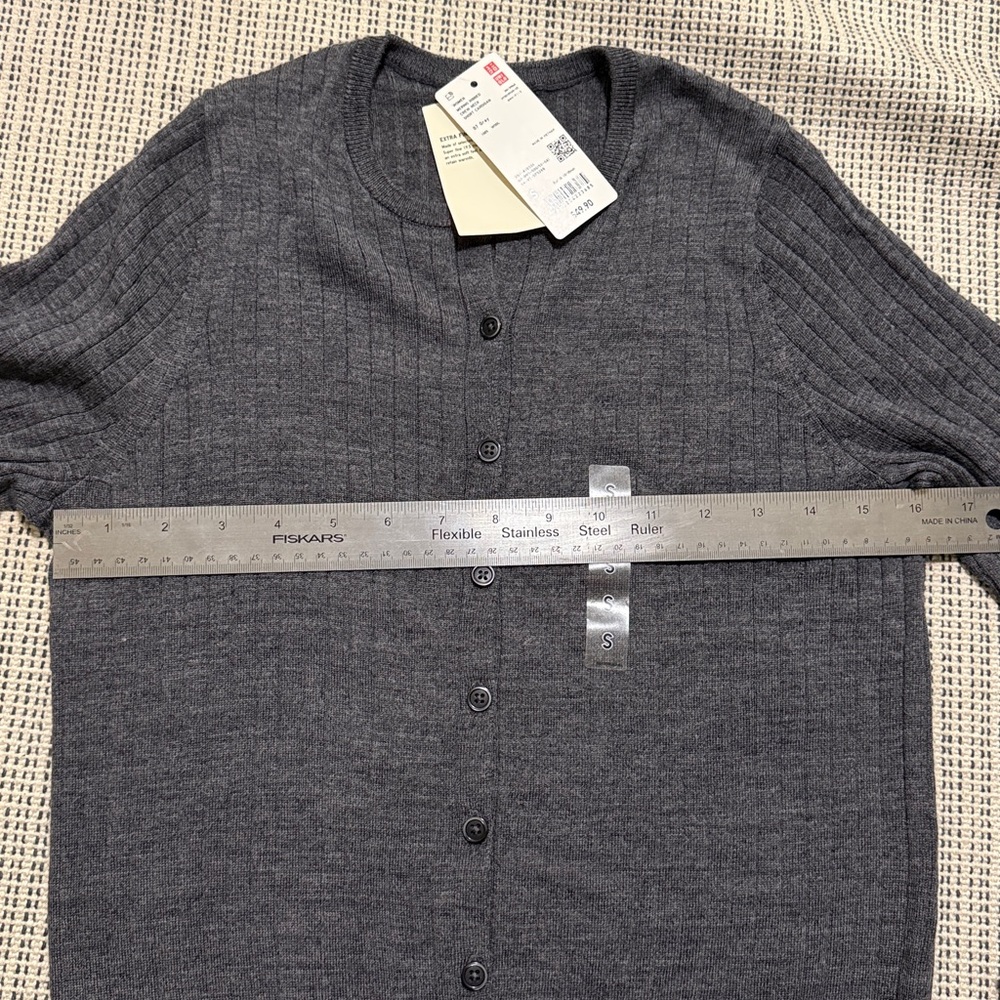 Uniqlo Women Short Cardigan - Picture 6 of 6